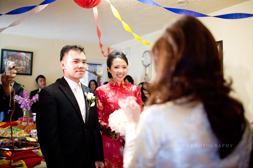 Vietnamese wedding photography - bride's sister toasts