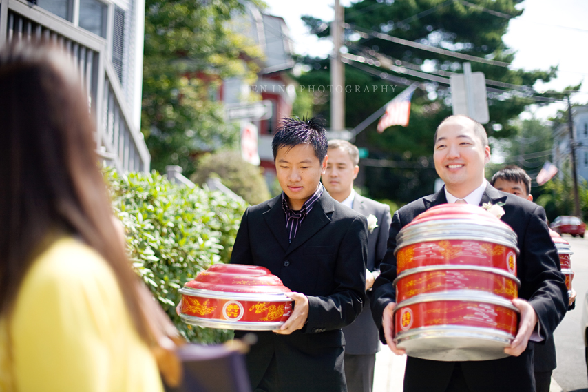 Chinese wedding photography - guests with gifts 